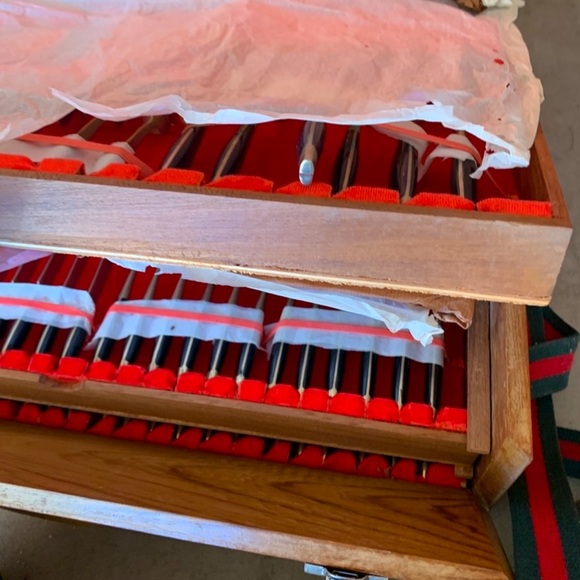 1960’s gold flatware complete unused set in wood box Thailand - Picture 2 of 3